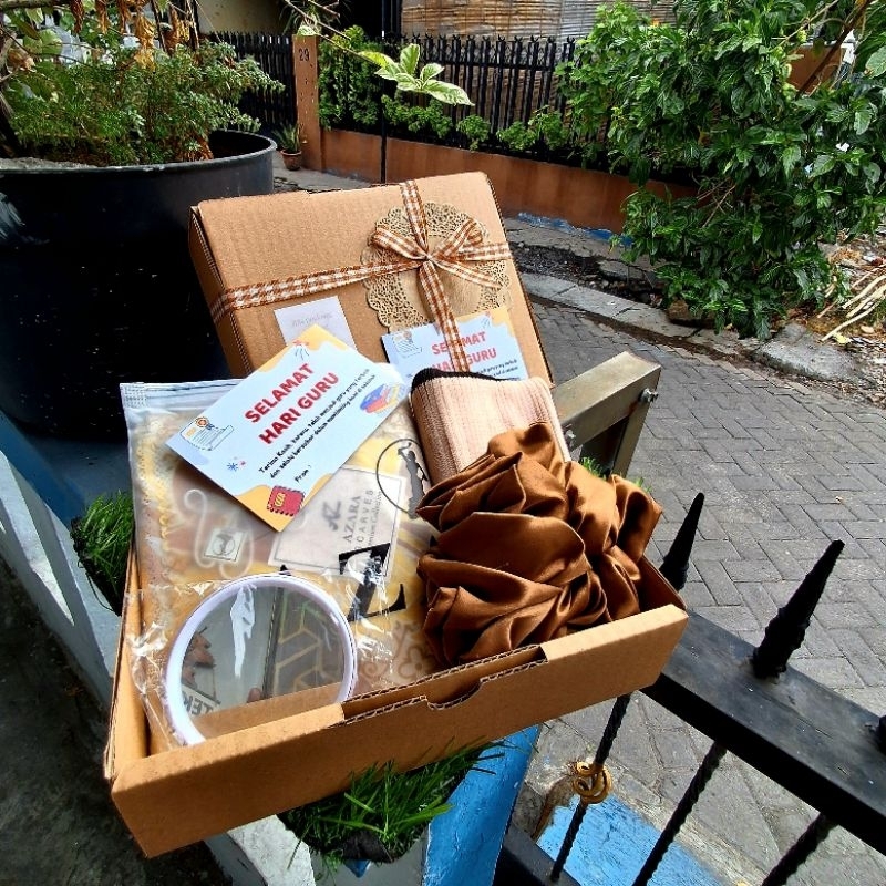 Hijab Azara Motif Hampers hadiah kado gift ultah wedding gift murah hijab azara motif jilbab kerudun