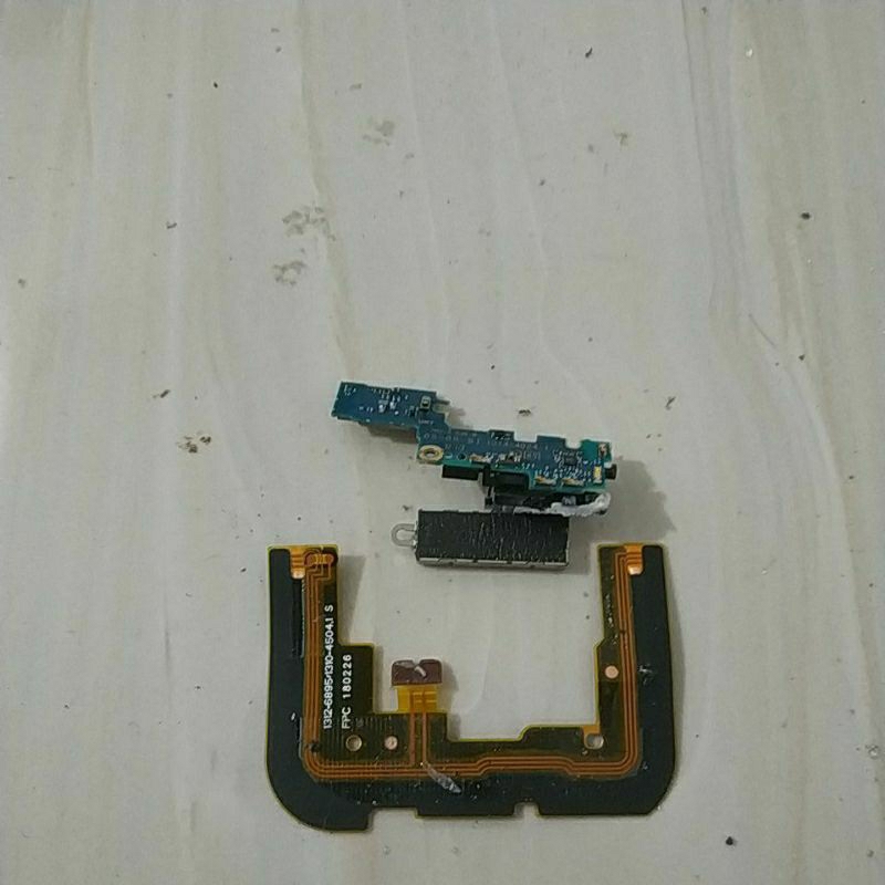 papan board bawah plus flexible antena bekas Sony xz3,dapat sesuai gambar