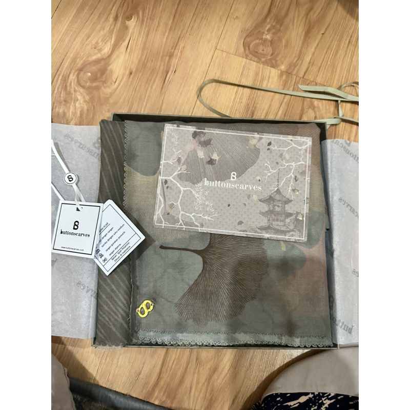 Ginkgo Square XL (jumbo) - Buttonscarves