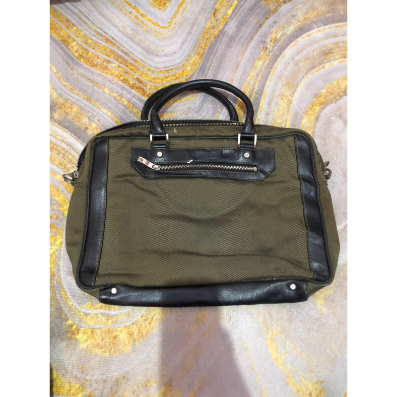 TAS LAPTOP MINUS TALI PANJANG DAN HANDLE PEGANGAN PECAH PECAH