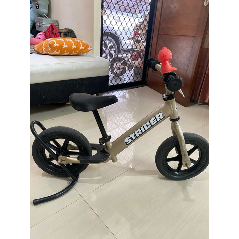 Preloved Balance Bike Strider Pro second warna gold, kondisi sesuai foto, lengkap dengan box. Free s