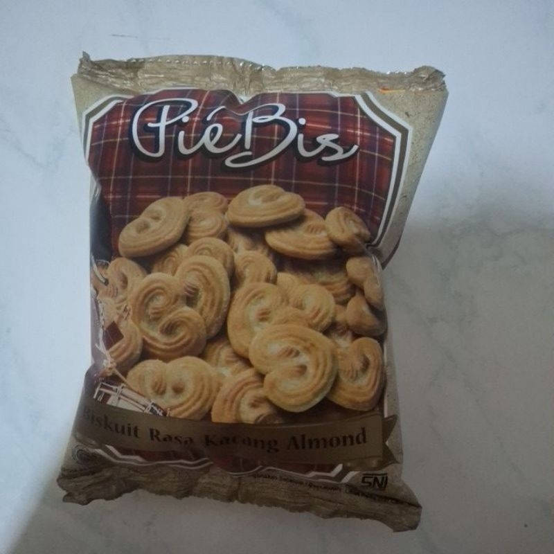 

biskuit kacang almond