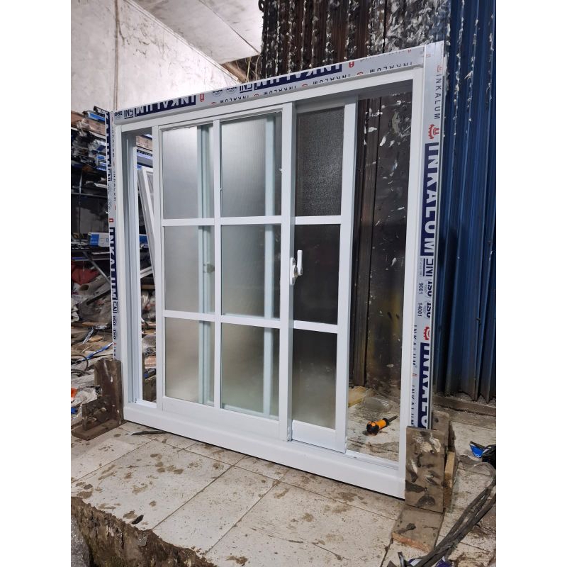 jendela aluminium geser dua daun + kaca 5mm + Lis orname kusen " inch