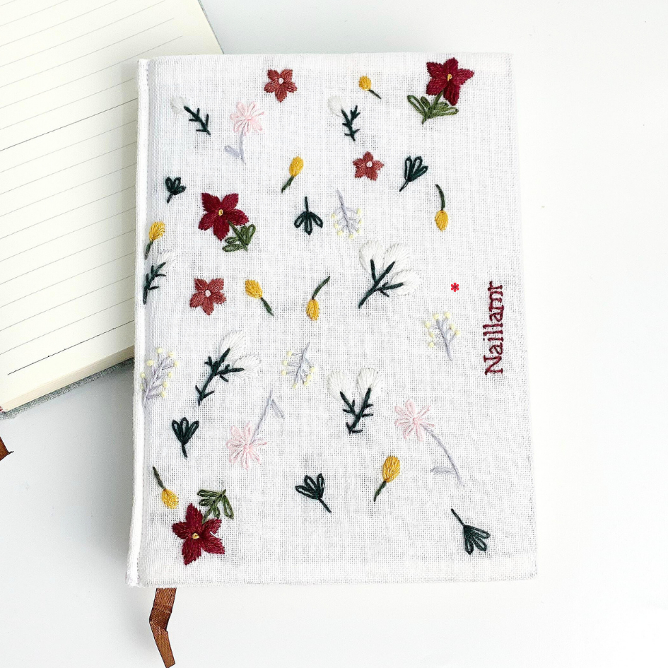 

MINIMALIST BOOK EMBROIDERY
