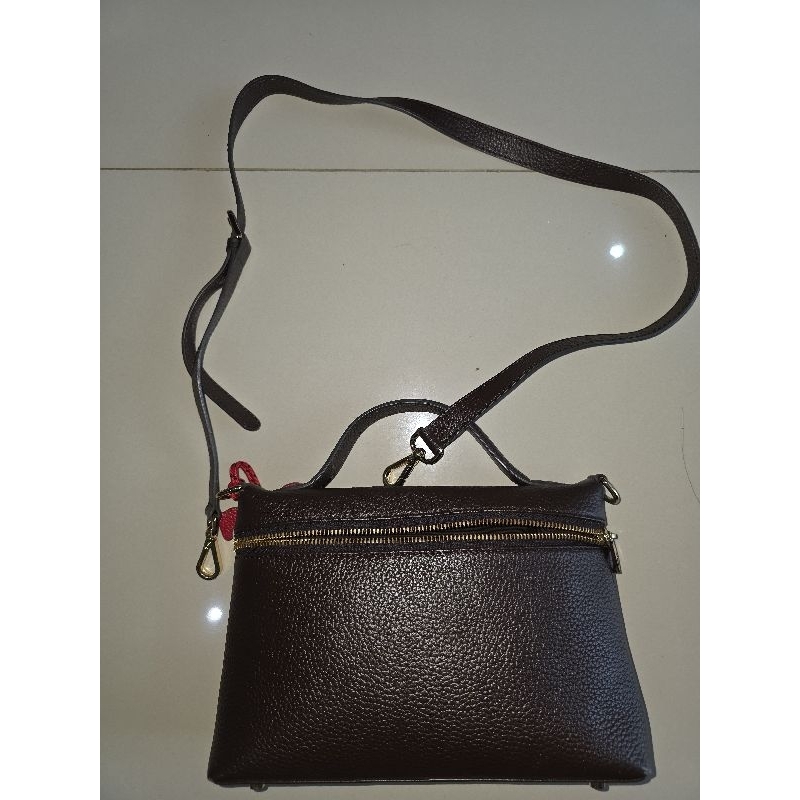 tas wanita coklat kulit.