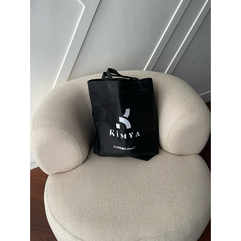 

Tas Spunbound dg tuliskan kimya, cocok buat kado tampak cantik dan elegan