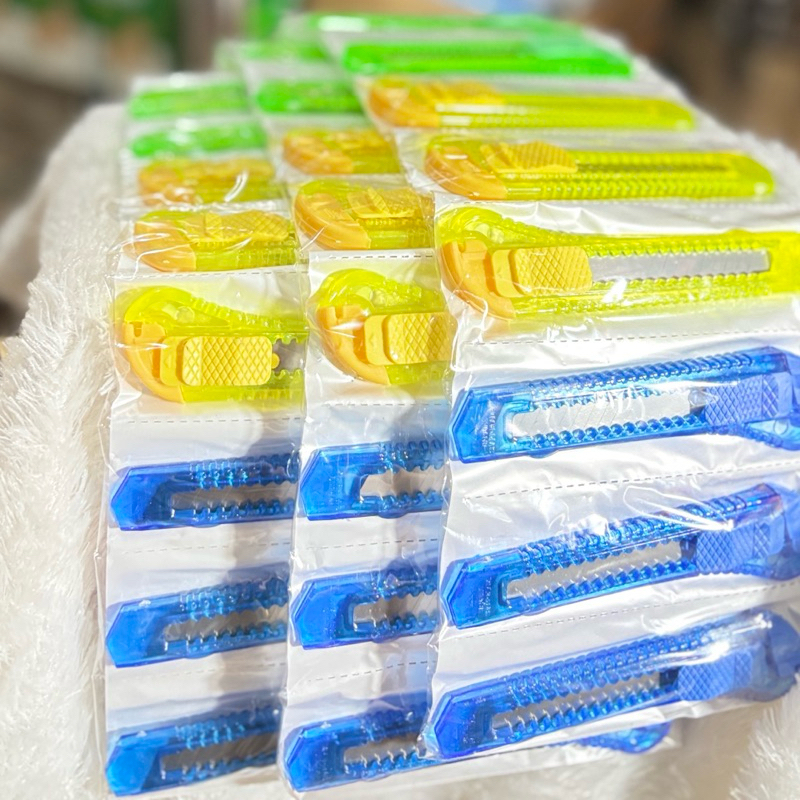 

Pisau Cutter EXSIS Besar 1 Renceng 12 Pcs