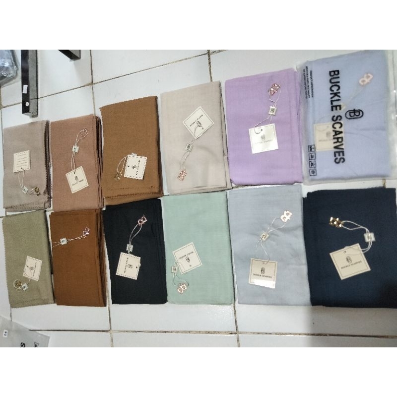 Buckle scarves polos