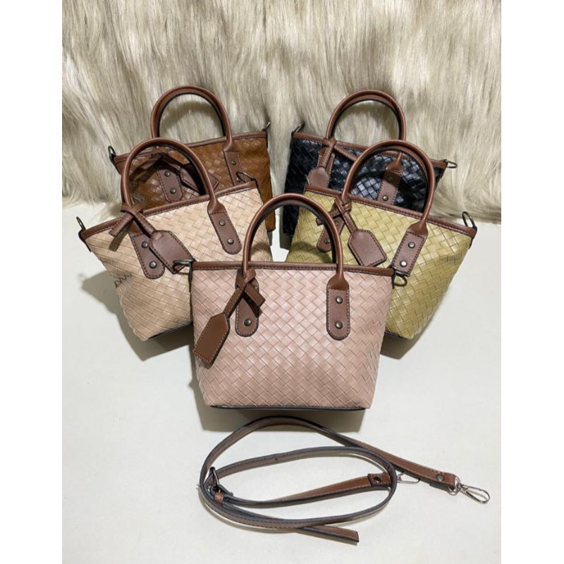 Makassar.Tas selempang wanita // tas anyam // tas nyata weave