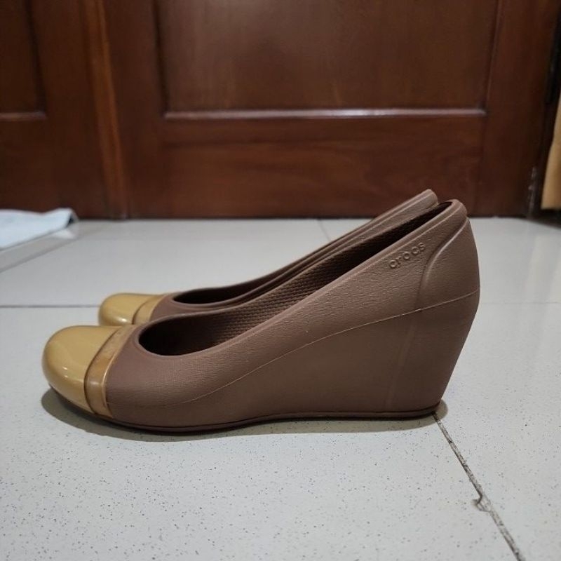 Crocs Women's Brown RubberWedge Heel Pumps Taupe Cap ToeSlip On - SECONDHAND - 100% ORIGINAL