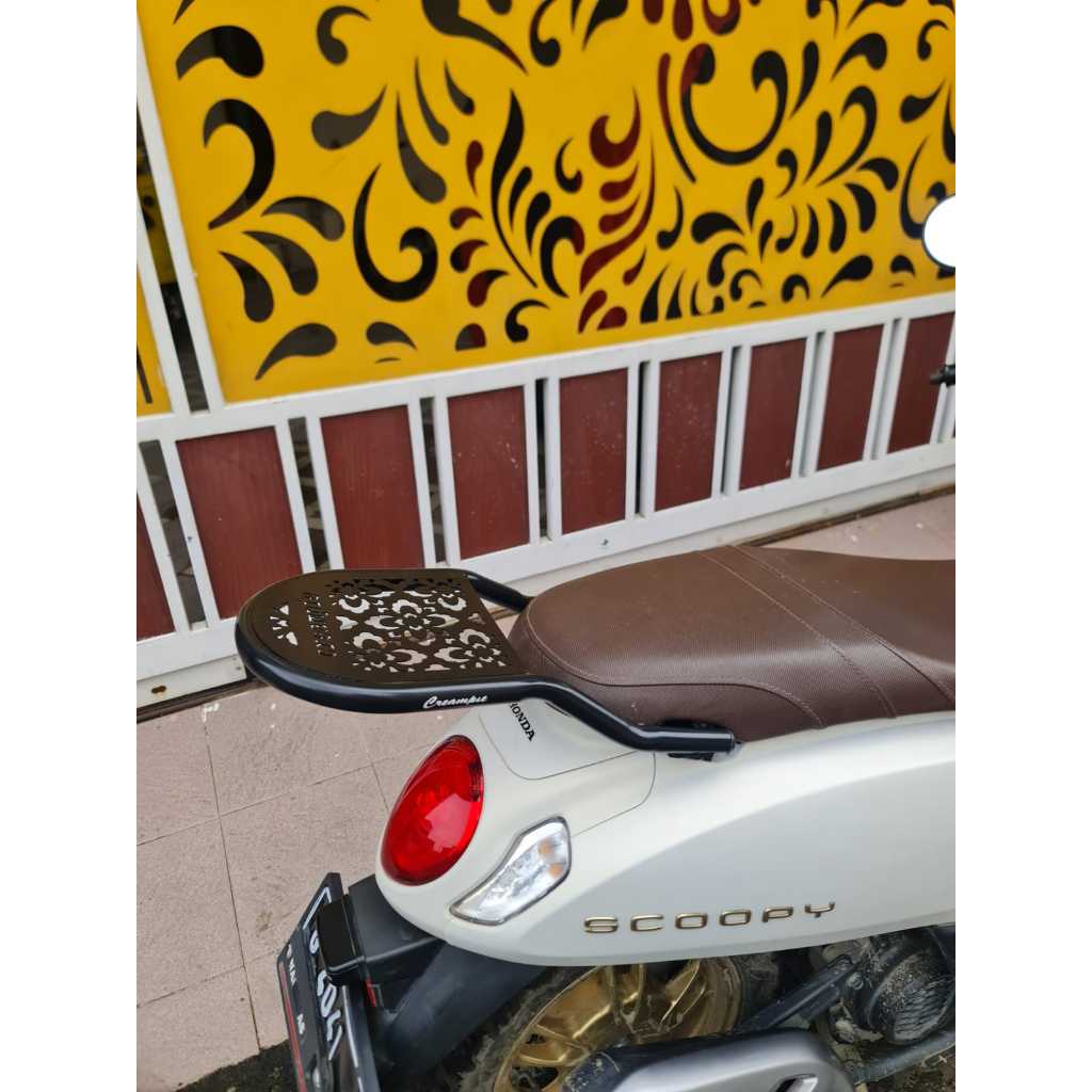 BREKET BEHEL BOX SCOOPY KARBU CREAMPIE