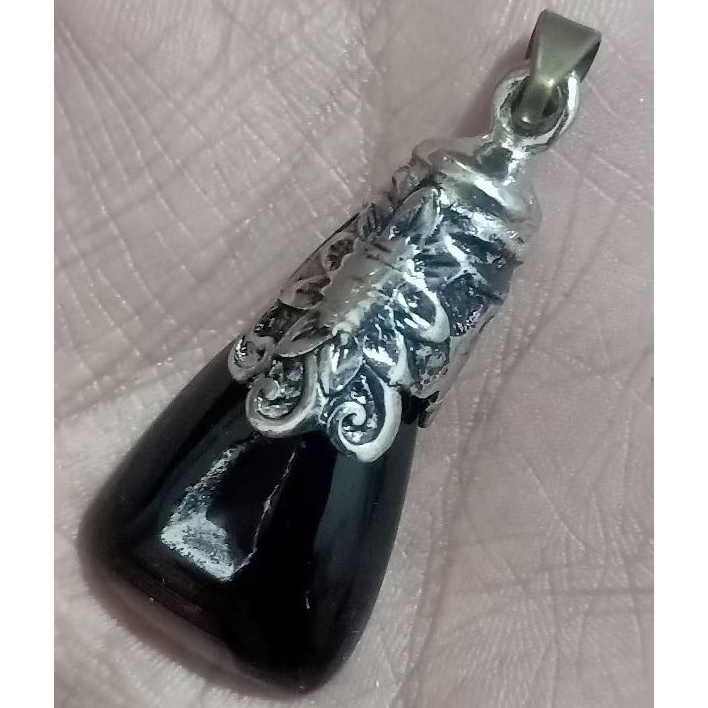 liontin batu Yaman combong