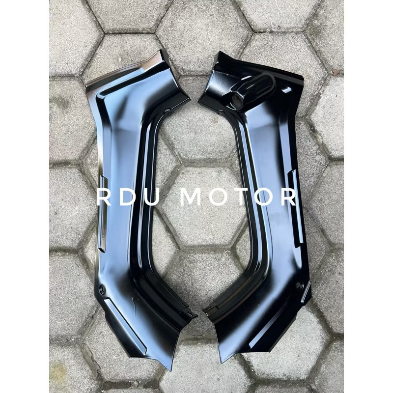 SAYAP DALAM DEK DALAM KEPANG DALAM YAMAHA FORCE 1 (HITAM)