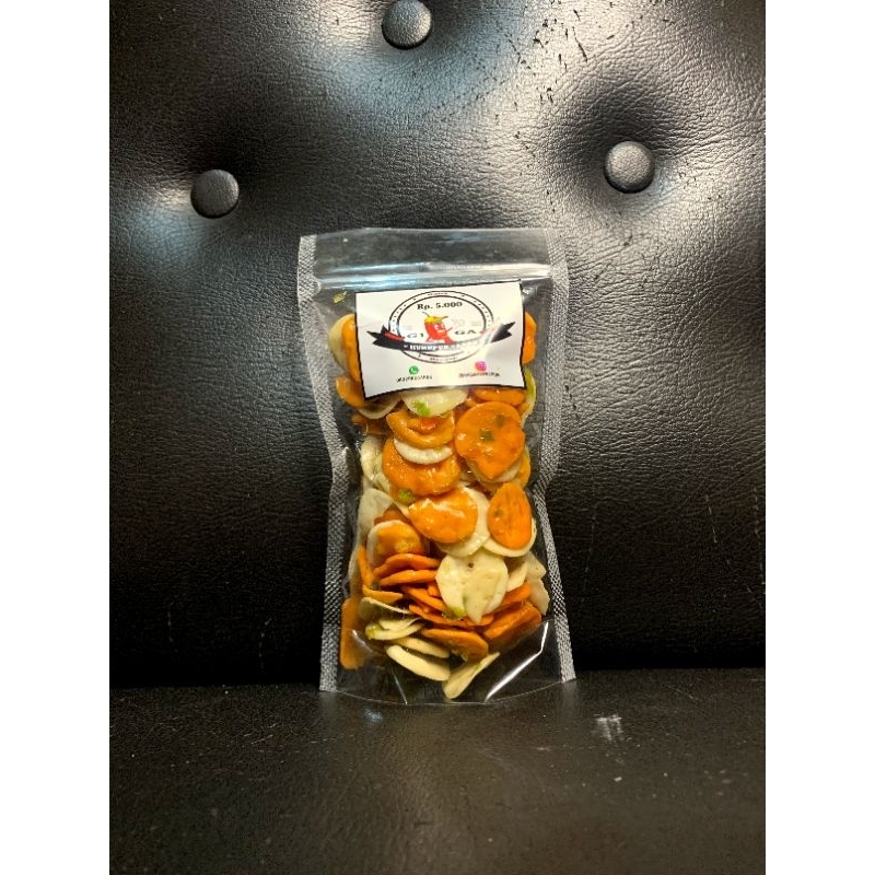

Giga Kurupuk Lada / Seblak Bantet Kering/ Kerupuk Seblak Pedas Mantap Bumbu Cabe Asli (bukan cabe bubuk) Harga Rp. 5.000 , 80gr