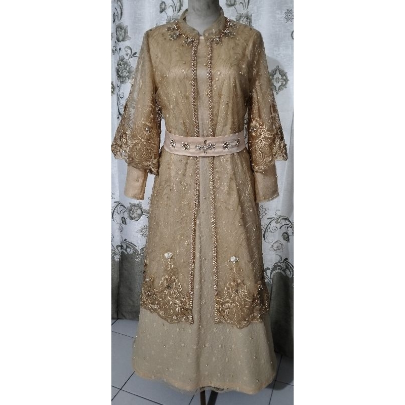 Gaun pesta wanita dewasa