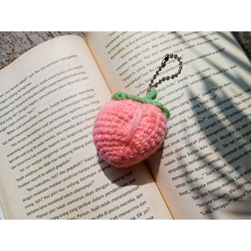 Keychain Buah Peach [ Gantungan kunci buah peach rajut ]