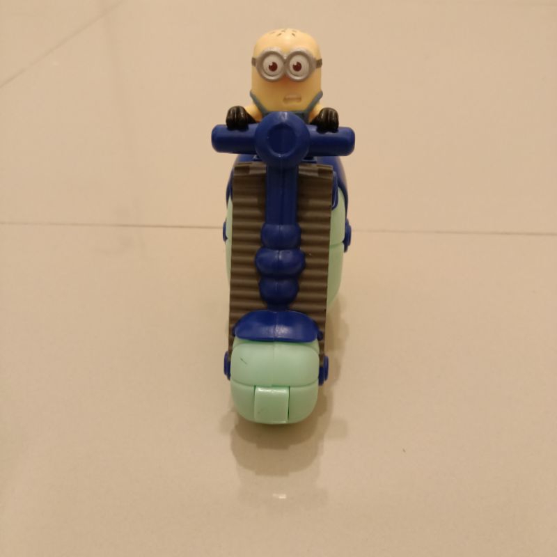 Mainan happy meal Mcdonalds Minions tractor
