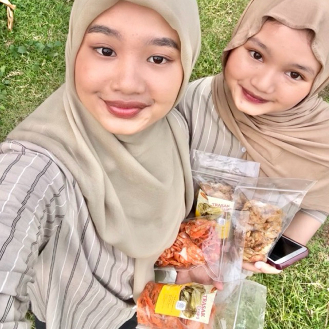 

PAKET 4 Keripik Ikan Trasak Crispy Kalapan Crispy