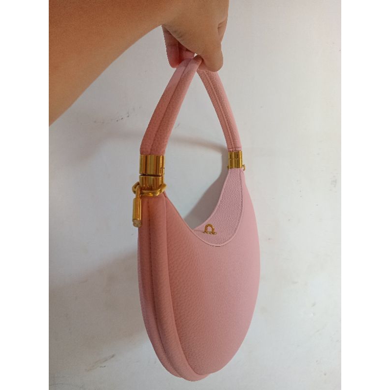 Tas bentuk bulan berwarna pink muda(peach) brand lokar songmont