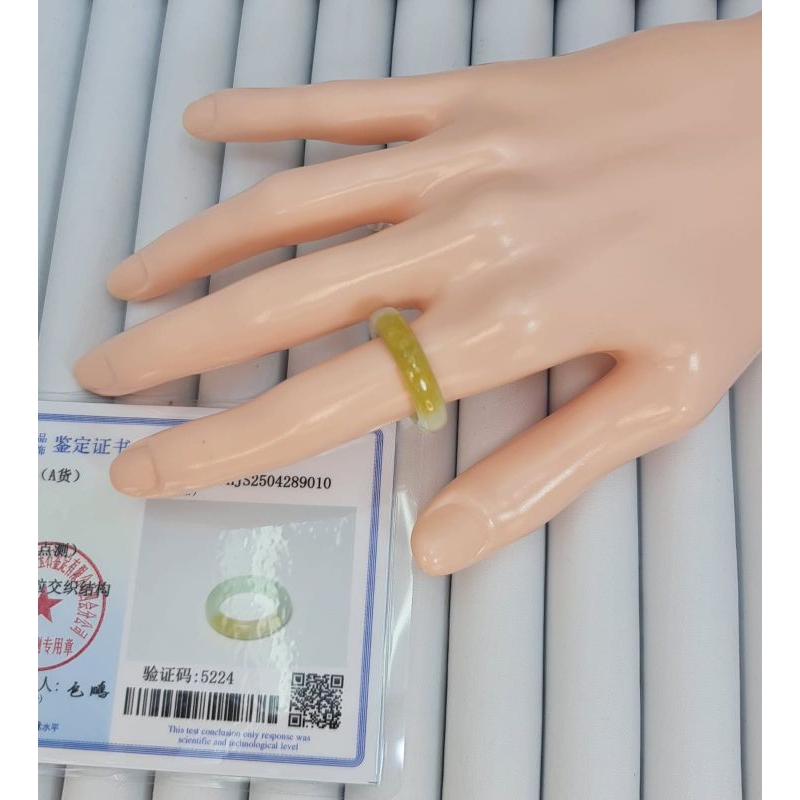 Giok Asli Grade A Bersertifikat Cincin giok ada corak kuning size HK 14