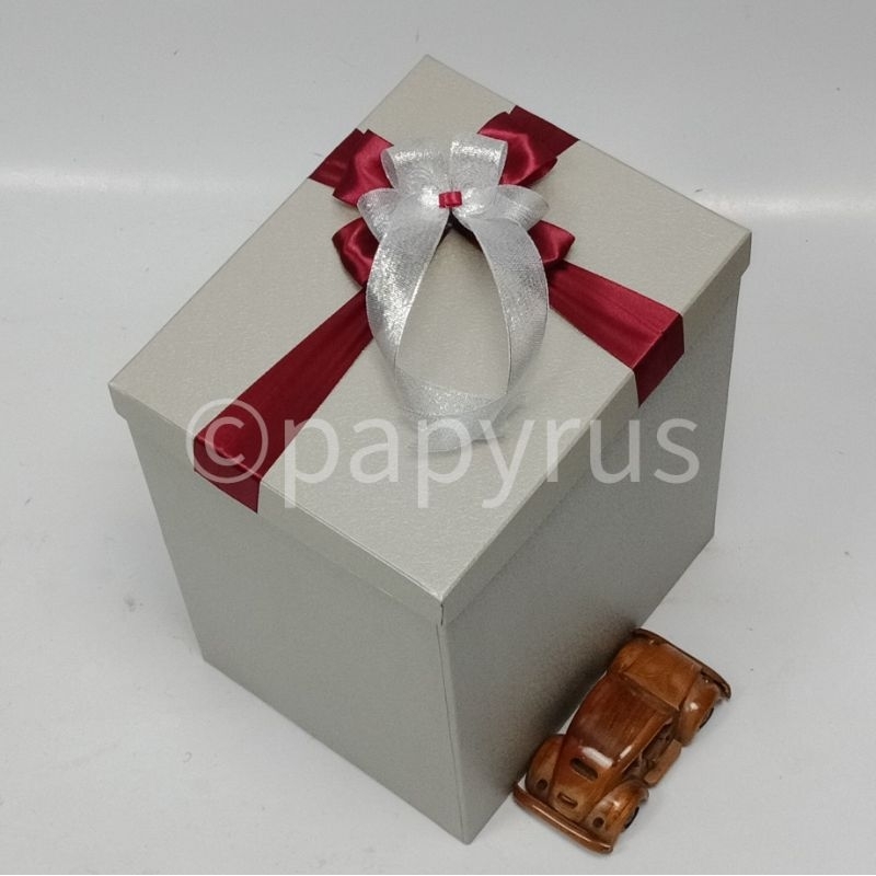 

PAPYRUS 20x25 Tinggi 30cm Kotak Kado Gift Box V3