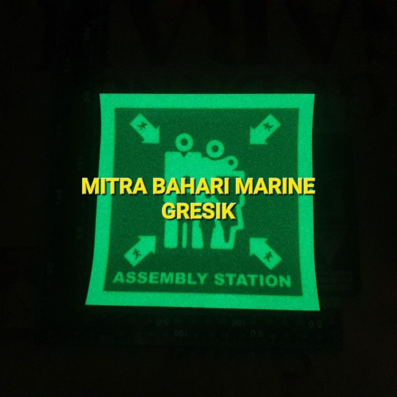 

Stiker IMO Symbol IMPA 334119, 334124 Assembly Station / Muster Station Ukuran 15x15cm Glow In The Dark