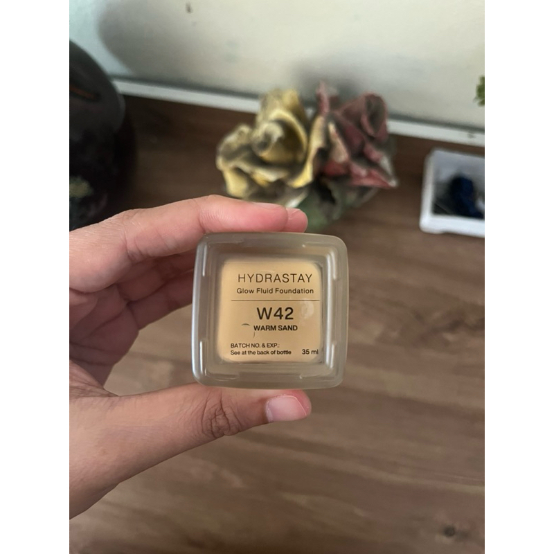 PRELOVED - MAKE OVER HYDRASTAY GLOW FLUID FOUNDATION