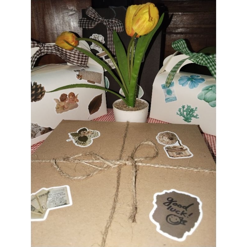 

Box Craft Kado 15x10x5 cm | Kotak Kado Kraft Estetik Sudah Dihias + Stiker + Tag Ucapan