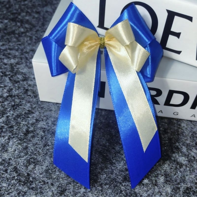 

Pita souvenir Tumpuk 2 Warna , Pita Biru Cream sudah jadi tinggal tempel, Pita Kado, Pita Satin,Parcel, Pita Hampers