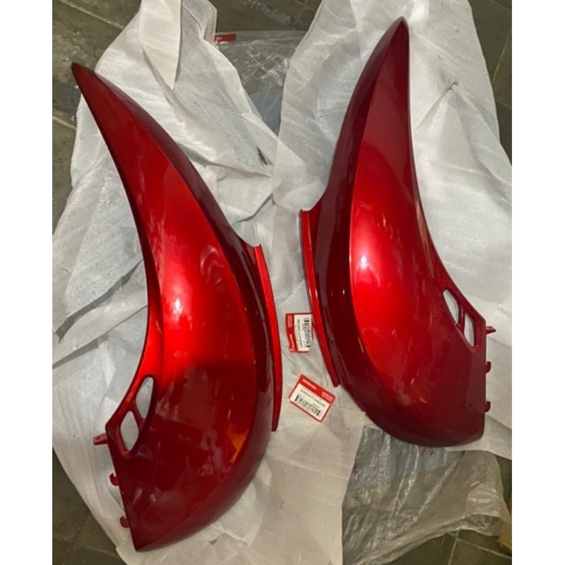 83600 KYT 940CSR COVER BODY BELAKANG SAMPING SCOOPY KARBU MERAH CANDY KIRI ORIGINAL AHM