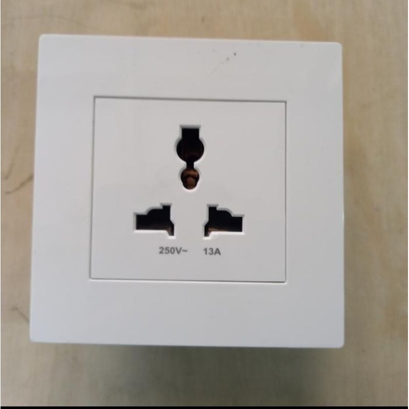 stop kontak universal tipe B-10413S 13 amper 250 v B1000 merek bos