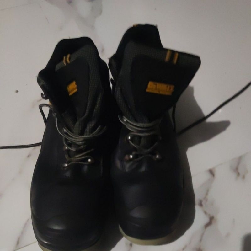 sepatu safety Dewalt bekas pakai zise 43