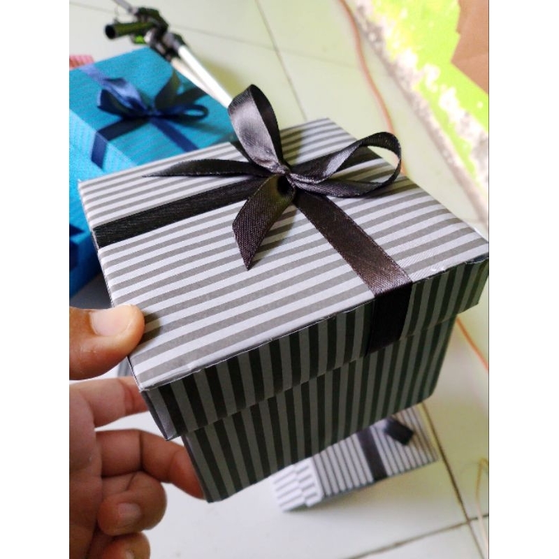 

Kotak kado mini 10x10 cm