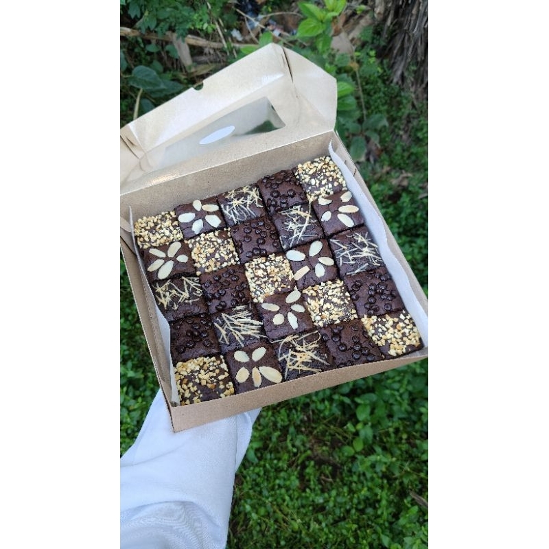 

Fudgy Brownies 24×24 cm (25 potong)