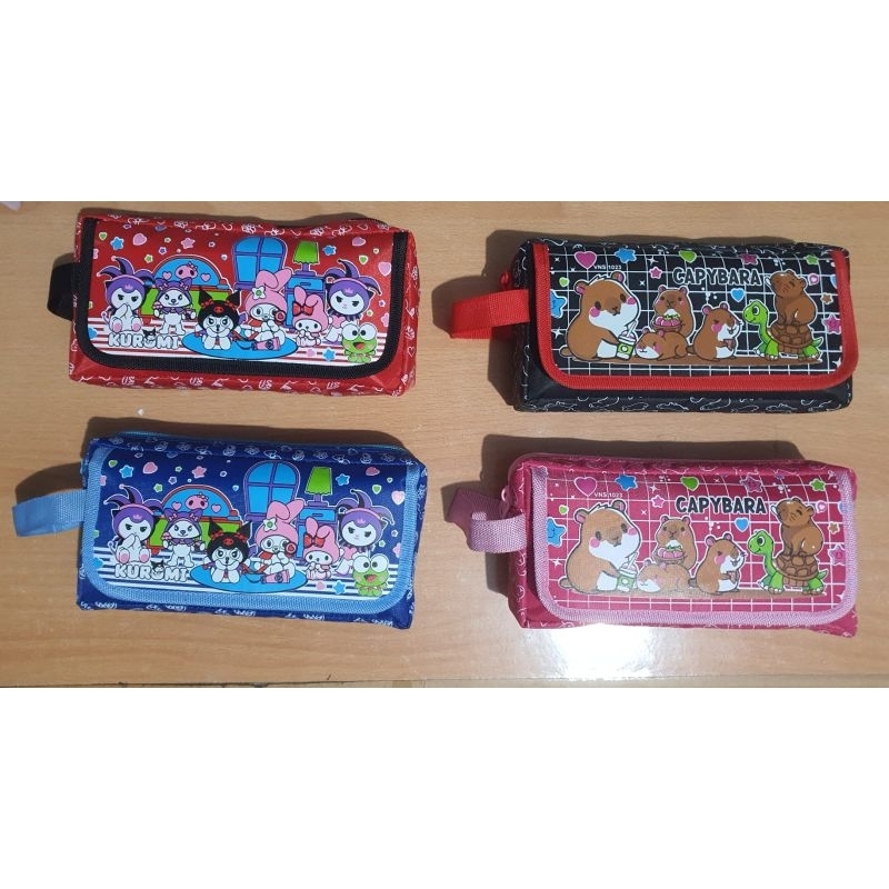 

TEMPAT PENSIL VNS 1023 / TEMPAT PENSIL KAIN / TEMPAT PENSIL SLETING / MOTIF KUROMI / MOTIF CAPYBARA