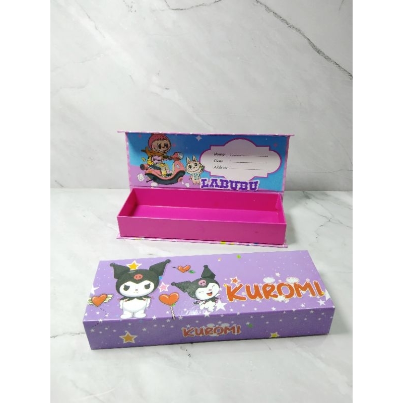 

KOTAK PENSIL KARAKTER ANAK-ANAK / KOTAK PENSIL KUROMI / KOTAK PENSIL LABUBU / TEMPAT ALAT TULIS