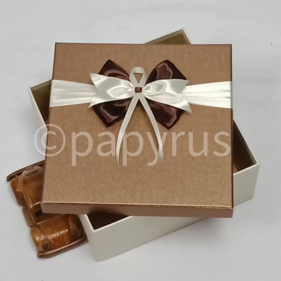 

PAPYRUS Kombinasi 22,5x22,5 Tinggi 10cm Kotak Kado Gift Box Hadiah V1