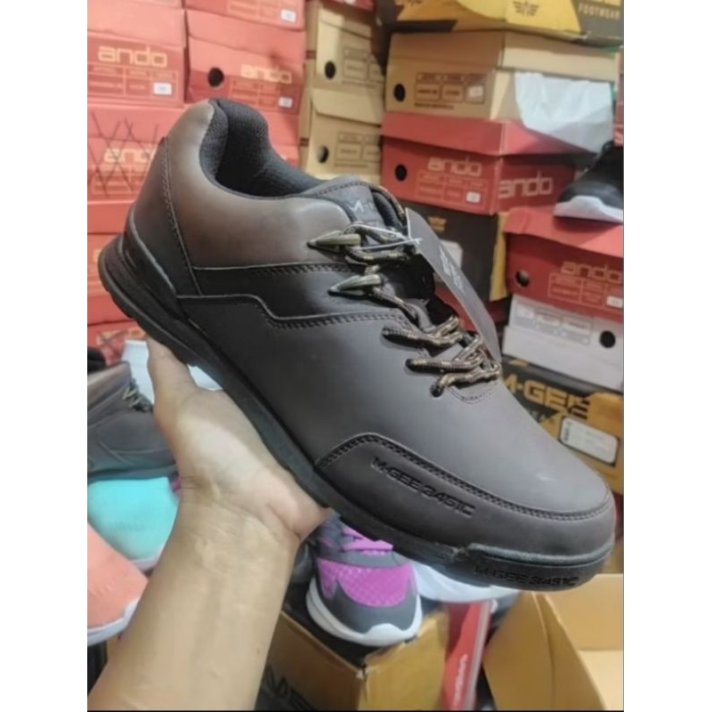 Sepatu MGee Altus size 39