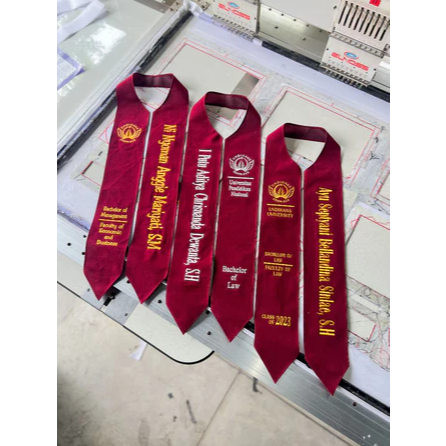 Selempang Wisuda Leher + Bordir / Selempang Wisuda Premium | (Bludru + Furing)