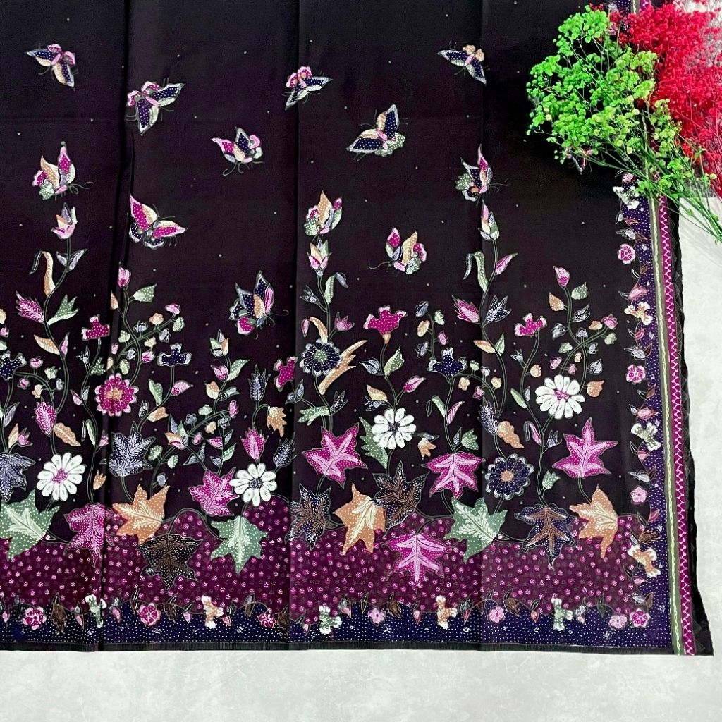 Kain Batik Tulis Asli Khas Trusmi Cirebon Motif Irengan Bunga Kecil Bahan Katun Warna Dasar Hitam