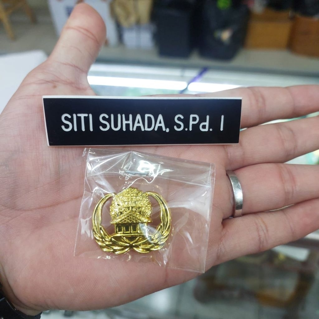 papan nama akrilik ( 1 set ) pin korpri ( pin PNS ) dan papa nama dada