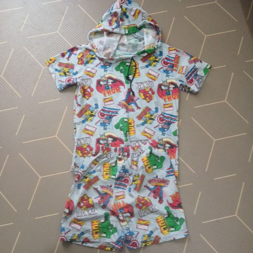 Preloved Baju anak laki laki 1 set kaos hoodie motif Marvel usia 5 tahun