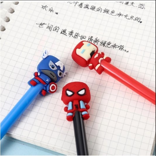 

Alat Tulis Pulpen Gel Tinta Hitam Motif Super Hero Bulat Ironman Cptn Amerika SpidermanTersedia 3 Pulpen Karakter Unik harga untuk1 pcs