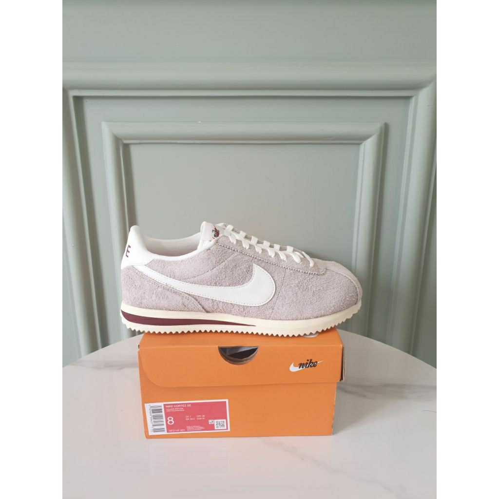 Sepatu Casual Nike CORTEZ SE SUEDE COLLEGE GREY SAIL Original