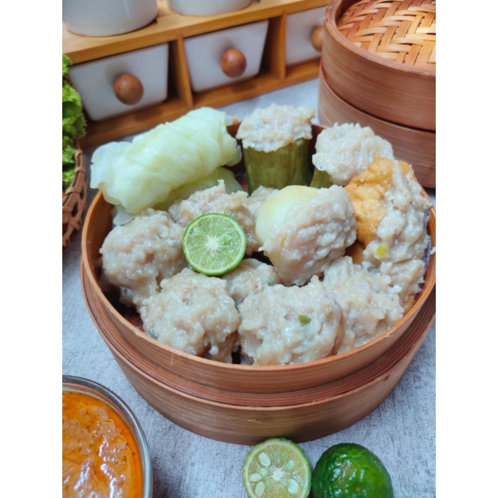 

siomay halal Dari bahan berkualitas, tanpa pengawet.Dengan perpaduan saus kacang + Mede, bikin rasanya tambah mewah