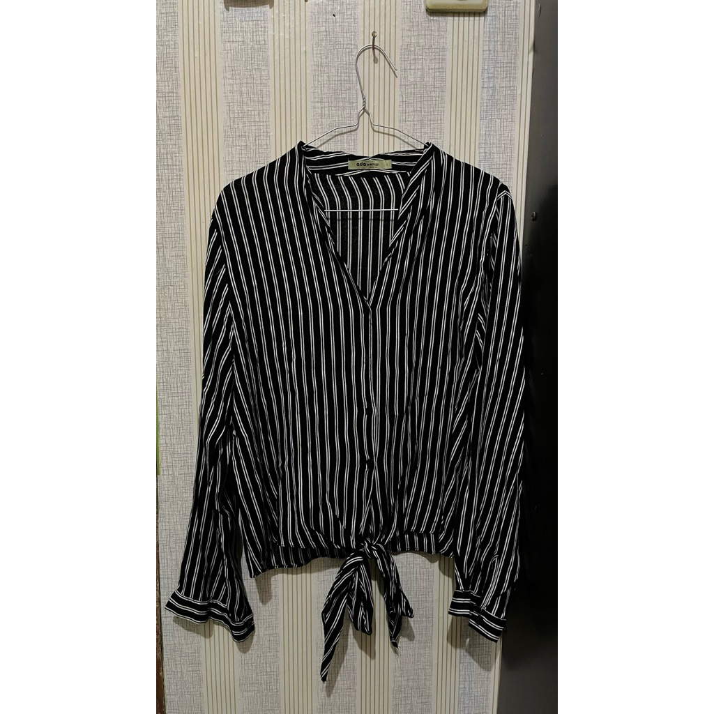Preloved Blouse wanita garis garis hitam putih