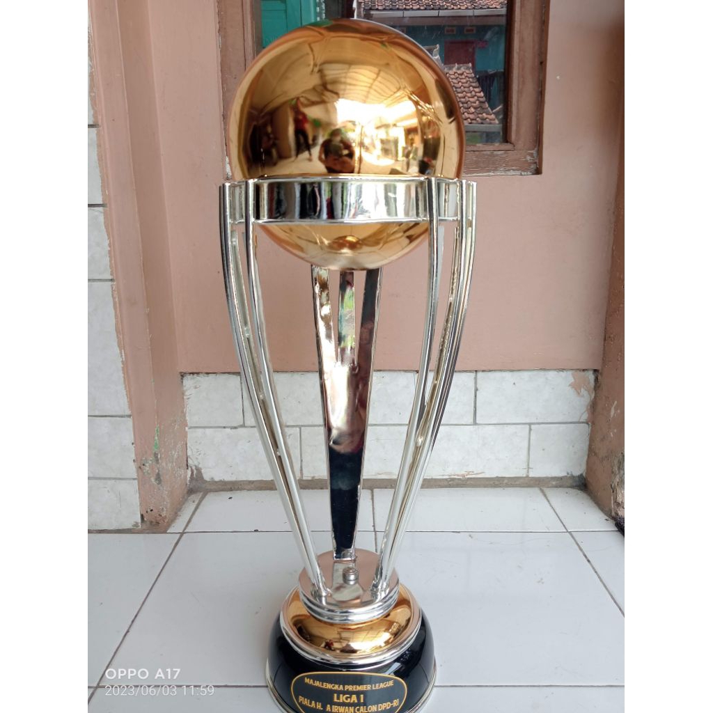 piala sepakbola besar.trophy sepakbola premium.piala bola gold