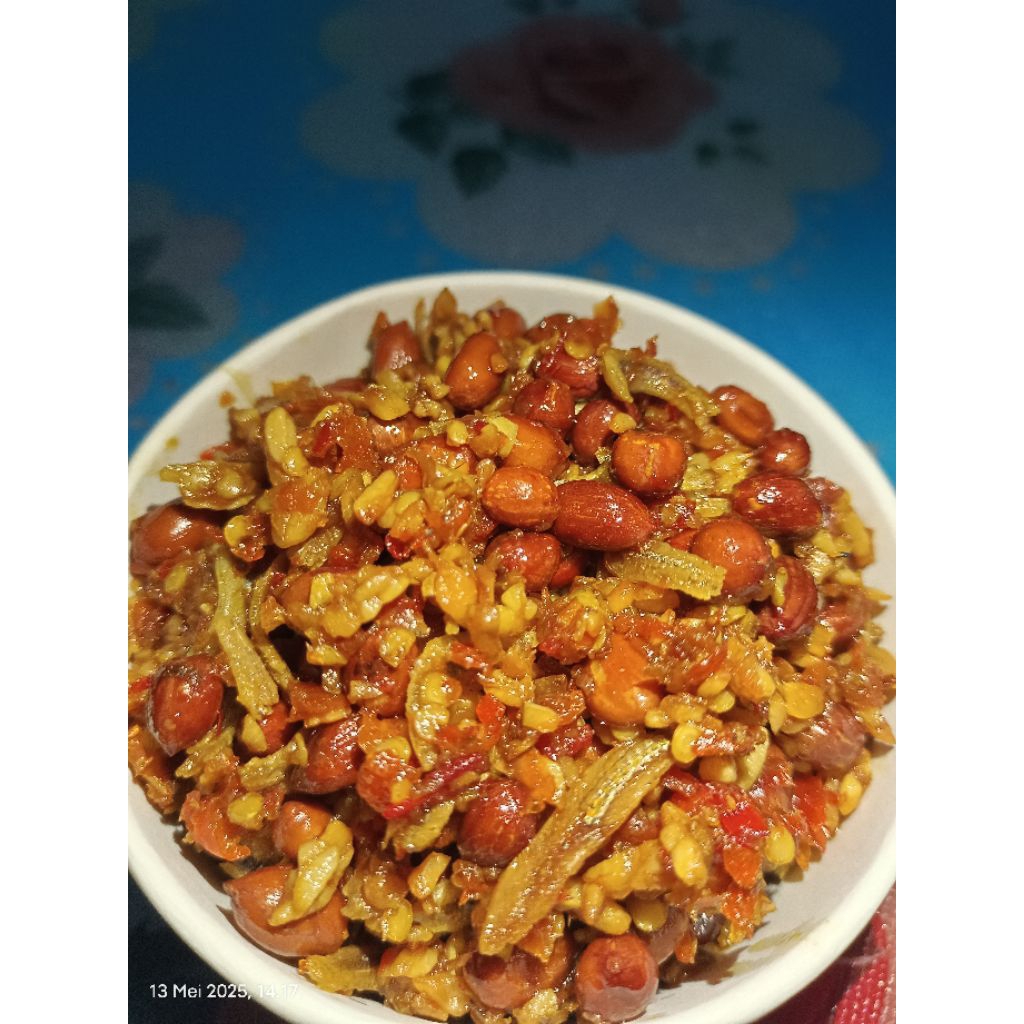 

sambel teri, tempe, kacang nyonya gemoy