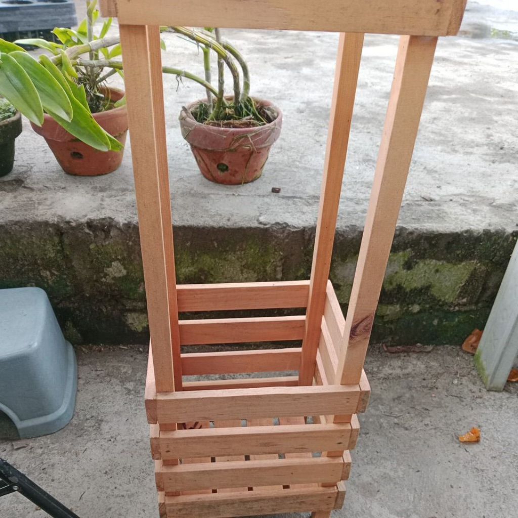 pot kayu tinggi berkaki