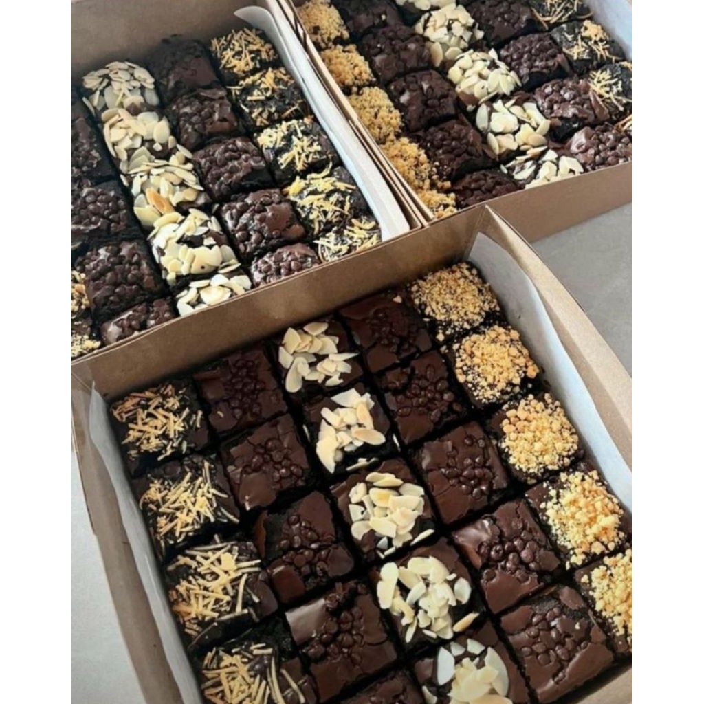 

fudgy brownies full topping size 20*10